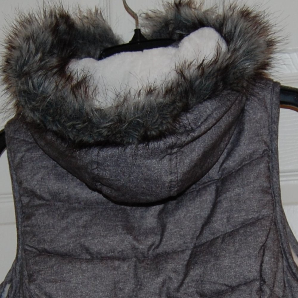 Green Tea Puffer Vest, Faux Fur Lined, Hooded, Zip Pockets, Gray, Size S - Picture 7 of 12
